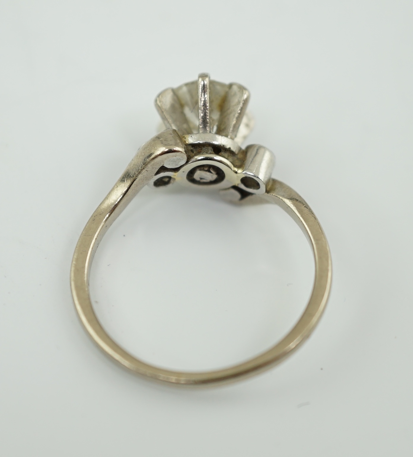 An 18ct white gold, platinum and single stone diamond set ring, with two stone diamond set shoulders